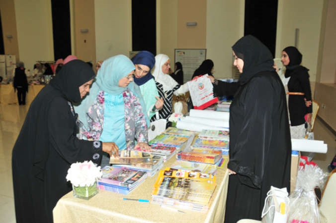 منيرة الفضلي تجول على المعروضات على هامش الحلقة﻿