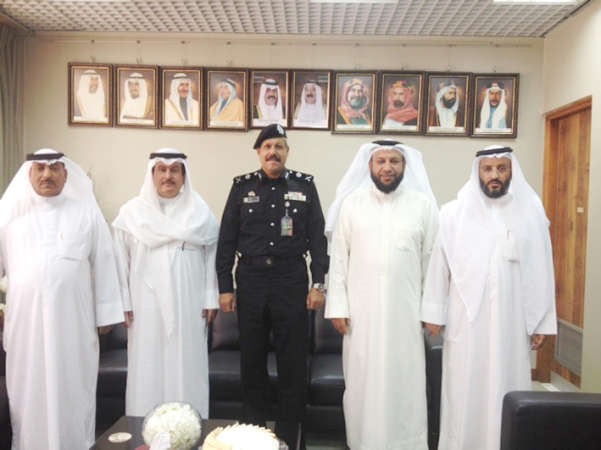 عبدالمحسن المطيري والشيخ فيصل النواف وجمال الدوسري مع وفد المزارعين