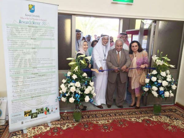 دعبداللطيف البدر يفتتح المعرض
