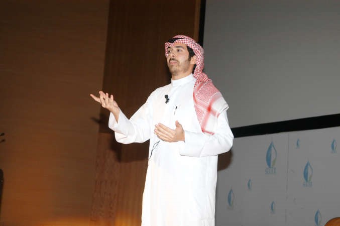 محمد الربيعان يتحدث خلال الندوة