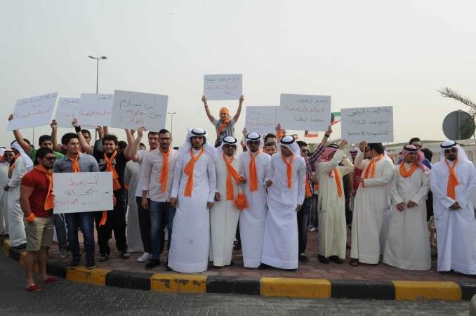 3- الطلاب خلال اعتصامهم امس