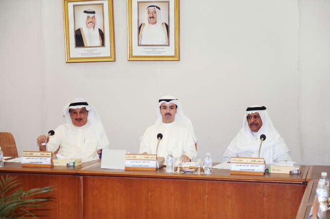 علي الراشد متوسطا حمد الهرشاني وكامل العوضي خلال اجتماع اللجنة الخارجية﻿