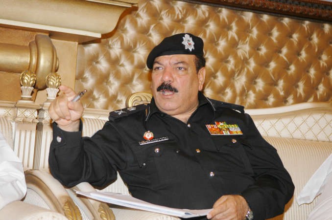 اللواء عبدالفتاح العلي متحدثا لرواد ديوانية الشحومي﻿