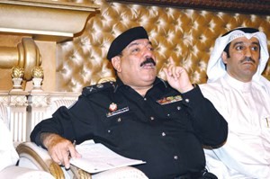 اللواء عبدالفتاح العلي متحدثا والى جانبه النائب السابق احمد الشحومي حمدي شوقي﻿
