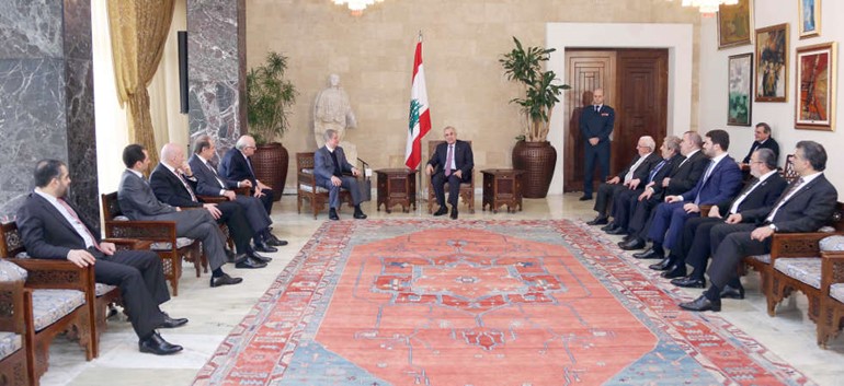 الرئيس ميشال سليمان مستقبلا الرئيس امين الجميل على راس وفد كتائبي في قصر بعبدا امس محمود الطويل 