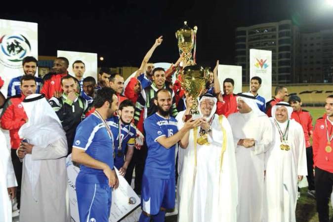 د عادل الفلاح واحمد الجسار يقدمان الكاس للفريق الفائز 