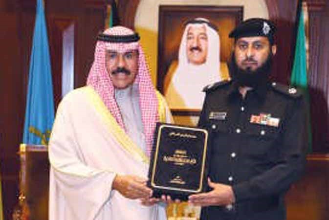 سمو ولي العهد الشيخ نواف الاحمد مستقبلا الرائد د لافي مطلق العازمي﻿