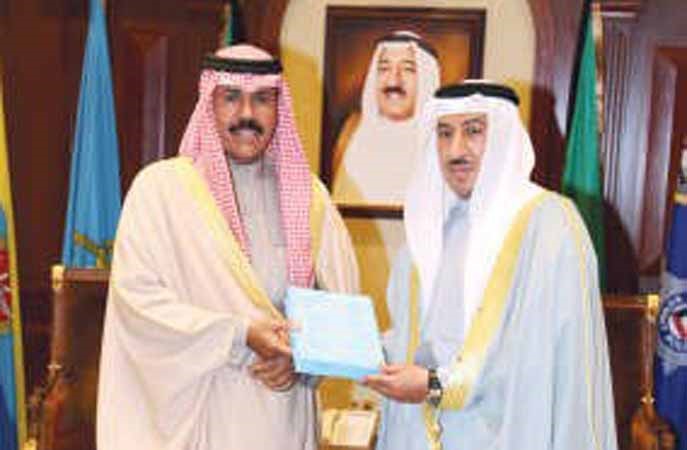 سمو ولي العهد خلال لقائه عقيد د مبارك فالح العازمي﻿