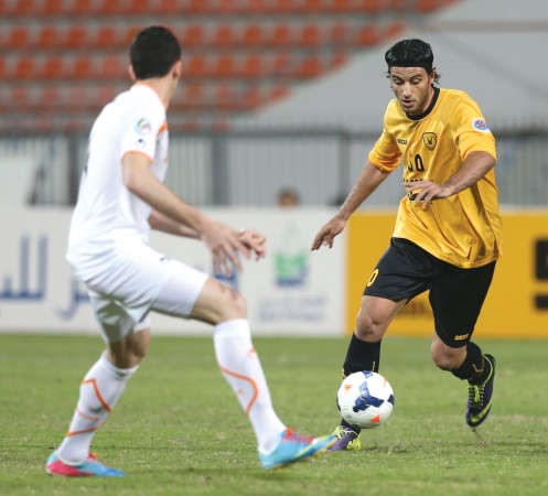 عمر السومة يحاول المرور من مدافع الوحدة الازرق كوم