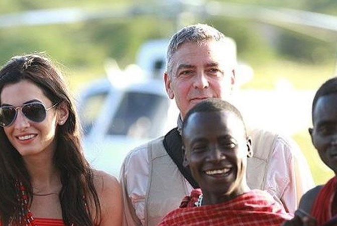 Clooney وامل مع السكان المحليين