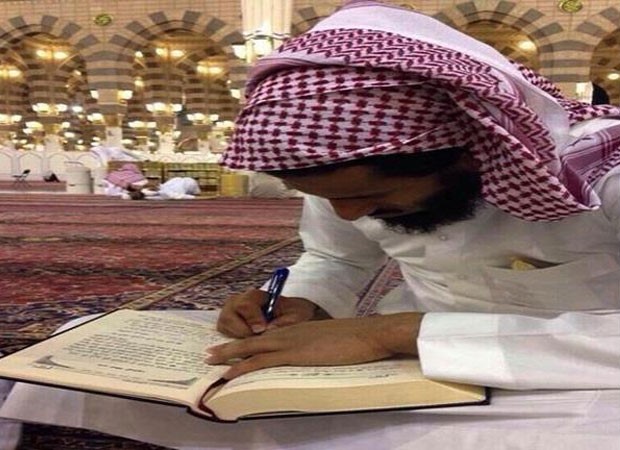 صورة: اللاعب سعد الحارثي يطلب العلم بالحرم النبوي 