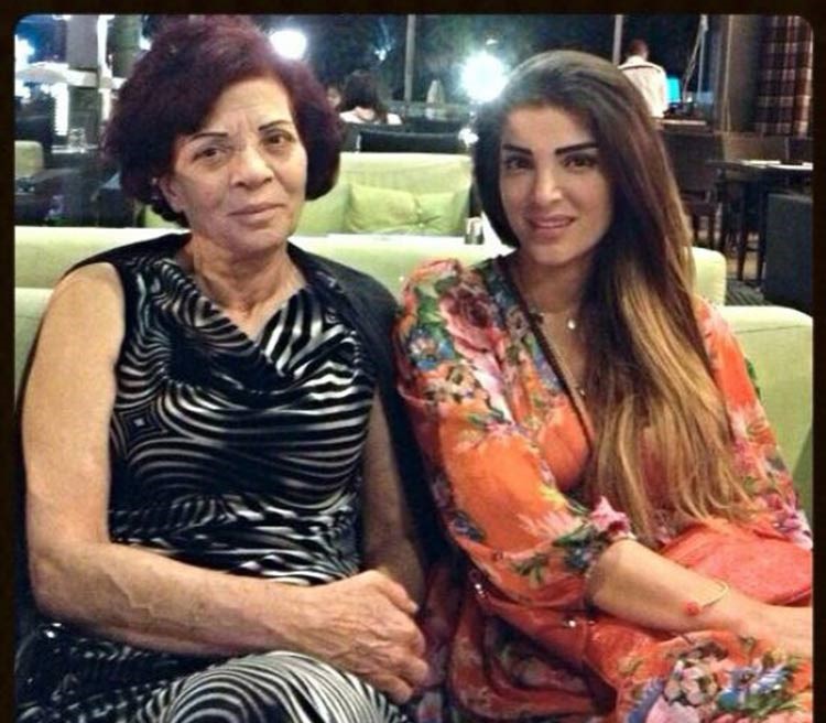 دينا حايك تنشر صورتها مع والدتها لأول مرة