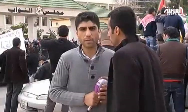 بالفيديو .. متظاهر اردني يحرج مراسل قناة العربية على الهواء مباشرة