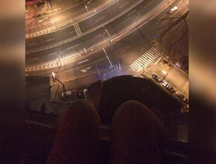 بالصور.. فتاة تنتحر من نافذة مبنى شاهق على «إنستاغرام»
