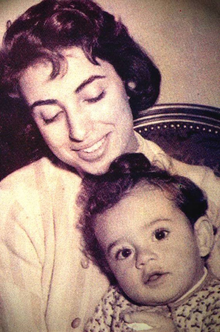 بالصور.. فاتن حمامة ونجاة الصغيرة وصباح.. ولحظات أمومة نادرة