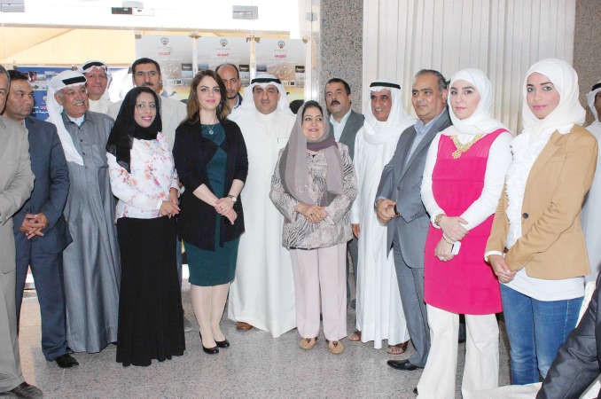 صورة تذكارية للسبعان مع عدد من المشاركين في اللقاء