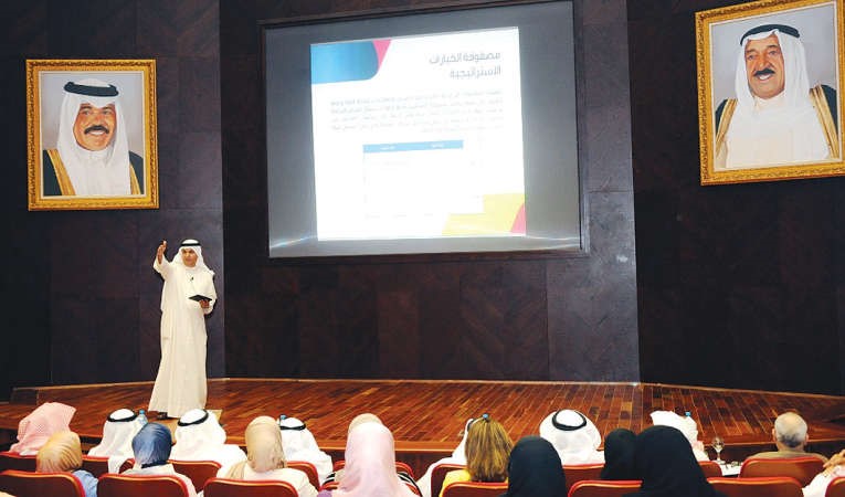 معلي اليوحة متحدثا خلال اللقاء