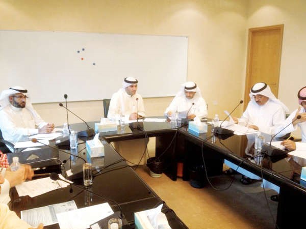 عبدالله الكندري مترئسا اجتماع اللجنة البيئية