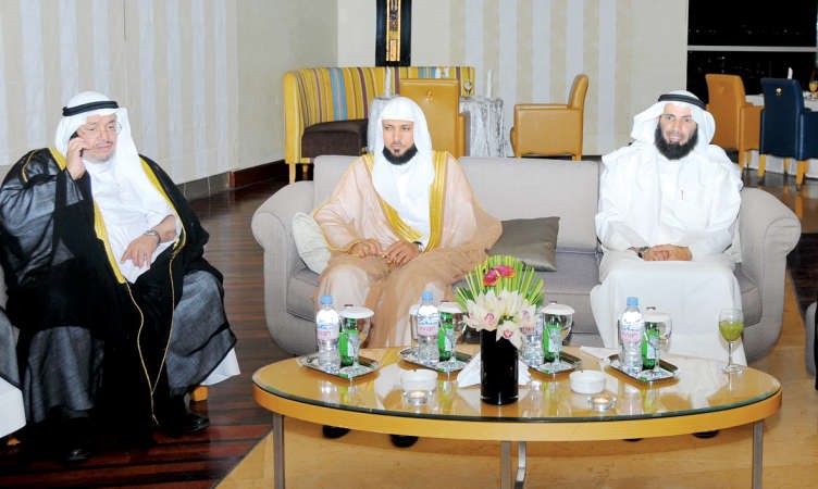 د نايف العجمي مستقبلا الشيخ د ماهر المعيقلي بحضور د عادل الفلاح 