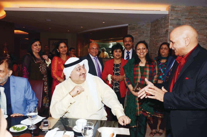 عماد بوخمسين مع بعض افراد الجالية الهندية﻿