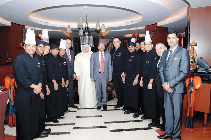 عماد بوخمسين والسفير الهندي متوسطين طاقم طهاة جاماوار﻿