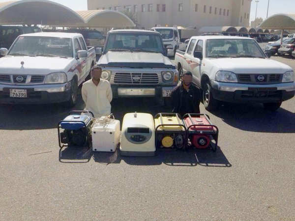 اللصان امامهما عدد من المسروقات ﻿