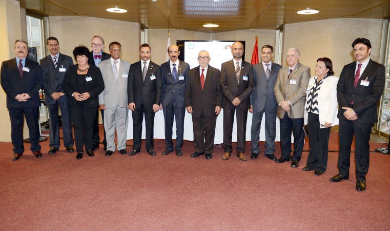 الرئيس مرزوق الغانم متوسطا الحضور خلال توقيع اتفاقية التعاون والشراكة بين البرلمان الاماراتي والاتحاد الدولي