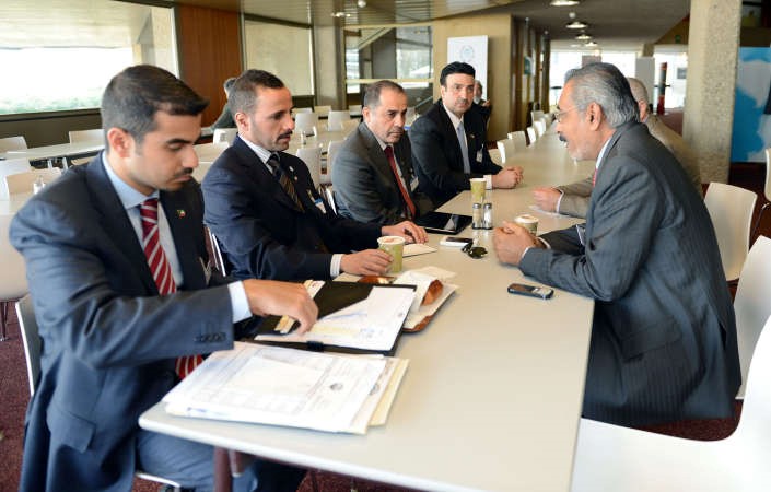 الغانم خلال لقائه رئيس مجلس النواب اليمني علي الشدادي ويبدو الطريجي والعمر بجانبه