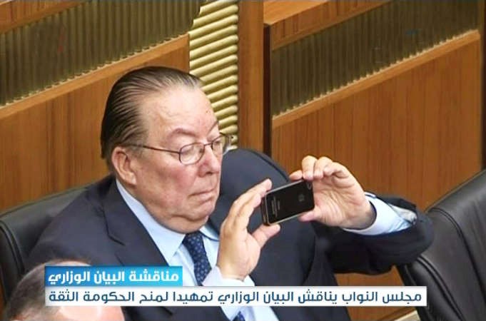 وزير البيئة محمد المشنوق يلتقط الصور اثناء جلسة مناقشة البيان الوزاري امس 