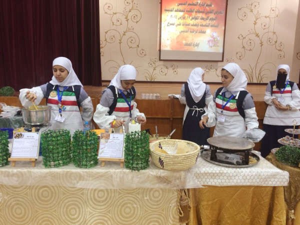 طالبات بالمعهد الديني يعرضن منتجاتهن