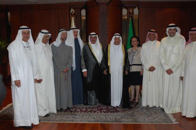 الشمالي والغانم يتوسطان مجموعة من اعضاء الغرفة وضيوف الحدث	هاني عبدالله﻿
