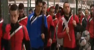 بالفيديو.. إداري في نادي الجيش السوري يمنع أحد لاعبيه من الحديث مع مراسل "العربية"