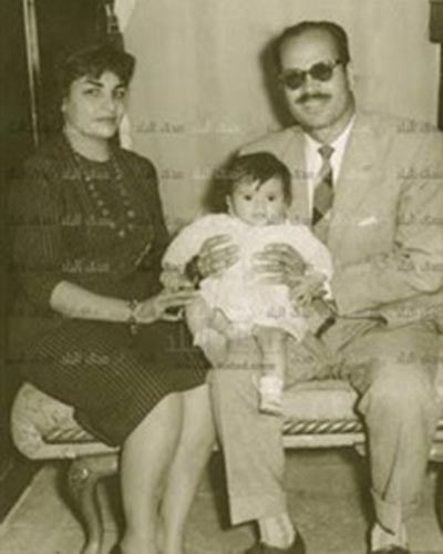 بالصور.. عمرو دياب وهو طفل رضيع مع والديه