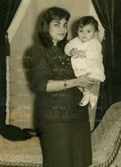 بالصور.. عمرو دياب وهو طفل رضيع مع والديه