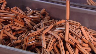 بالفيديو.. فكر جيداً قبل أكل وجبة من النقانق!