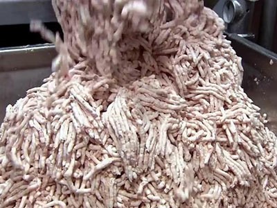 بالفيديو.. فكر جيداً قبل أكل وجبة من النقانق!