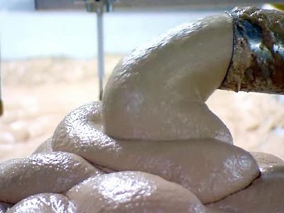 بالفيديو.. فكر جيداً قبل أكل وجبة من النقانق!