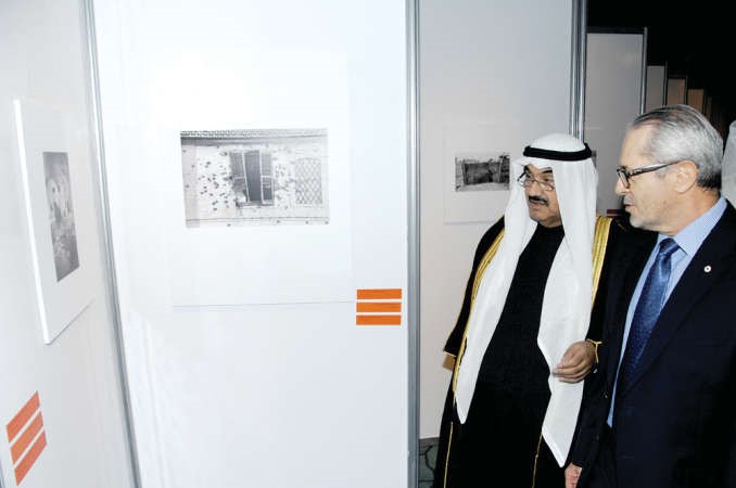 سمو الشيخ ناصر المحمد خلال جولته في معرض الصور