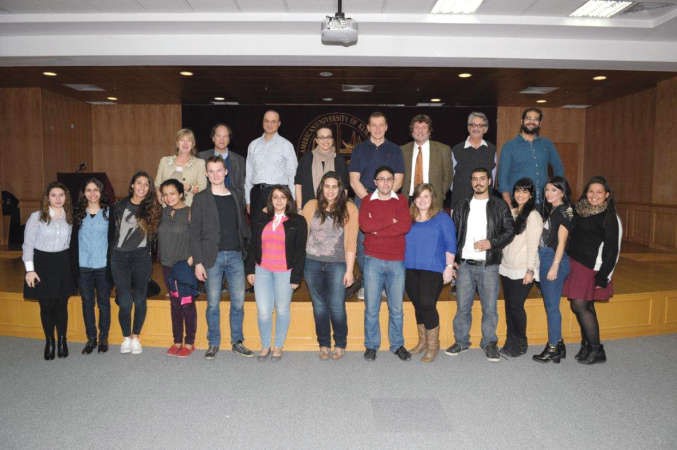 لقطة جماعية لوفد الجامعة الامريكية في باريس مع طلبة واساتذة الجامعة الامريكية في الكويت