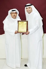 علي المذن يقدم درعا لبدر الذياب ﻿