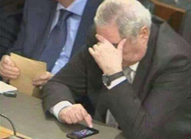 صورة تداولها ناشطون على الفيسبوك للنائب احمد كرامي وهو يلعب كاندي كراش خلال جلسة الثقة 
