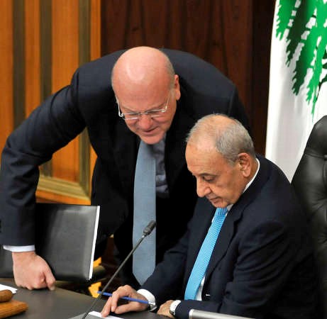 الرئيس نبيه بري متحدثا مع الرئيس ميقاتي على هامش الجلسة محمود الطويل