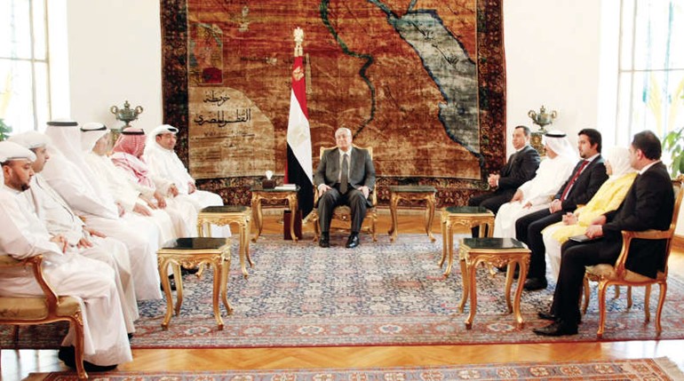 الرئيس المصري لدى لقائه وفد رؤساء تحرير الصحف المحلية ورئيس تحرير كونا 