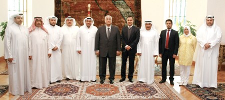 الرئيس المصري عدلي منصور متوسطا الزملاء رئيس التحرير يوسف خالد المرزوق وعماد بوخمسين وماجد العلي وعدنان الراشد وماضي الخميس والقائم بالاعمال الكويتي محمد المحمد