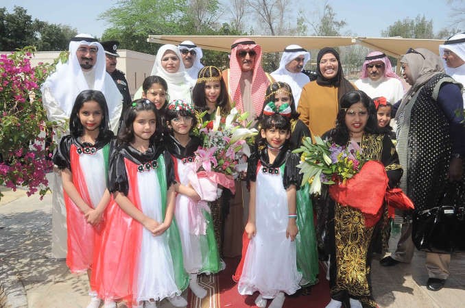 عدد من زهرات مدارس الاحمدي في استقبال المحافظ بالورود اسامة ابوعطية