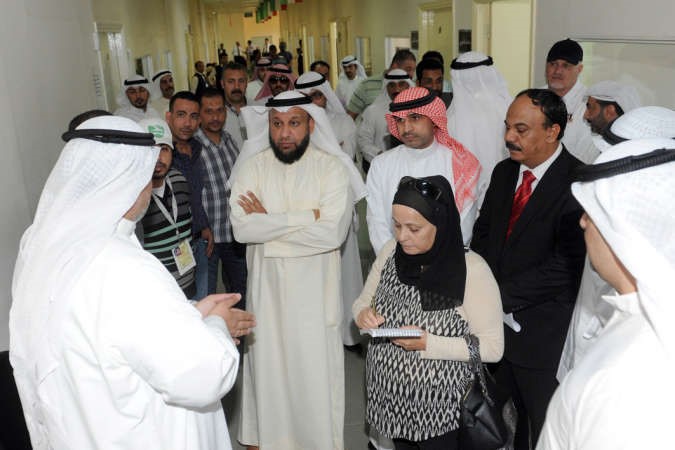 جمال الدوسري يستمع الى بعض الملاحظات خلال جولته في ادارة العمل﻿
