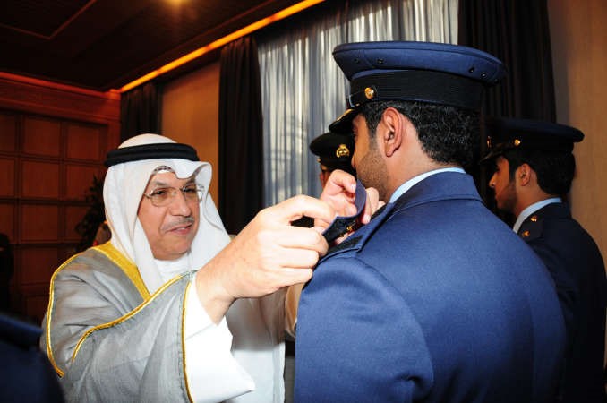  الشيخ خالد الجراح يقلد احد الضباط رتبته