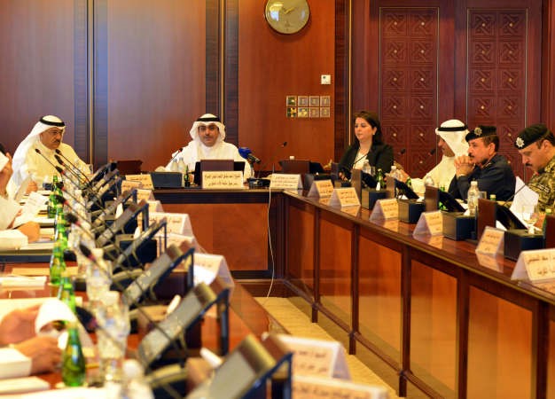الشيخاحمد المشعل خلال الاجتماع مع مسؤولي الجهات الحكومية ﻿