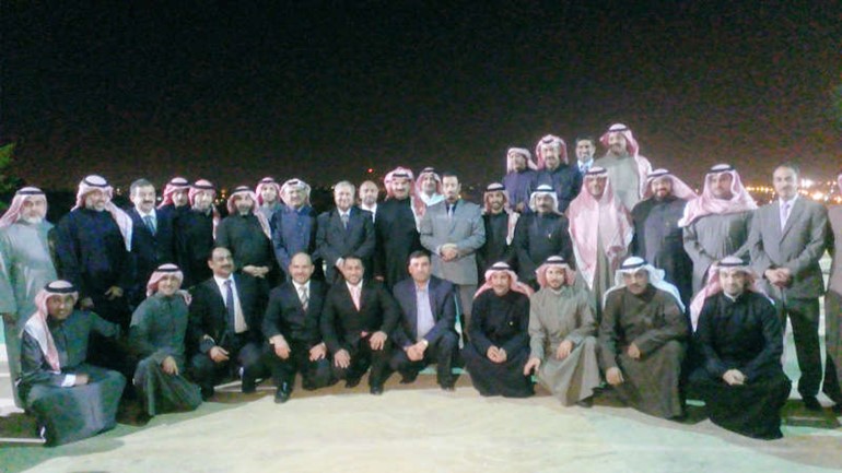 السفير دحمد الدعيج متوسطا الفريق الركن عبدالرحمن العثمان والوفد المرافق