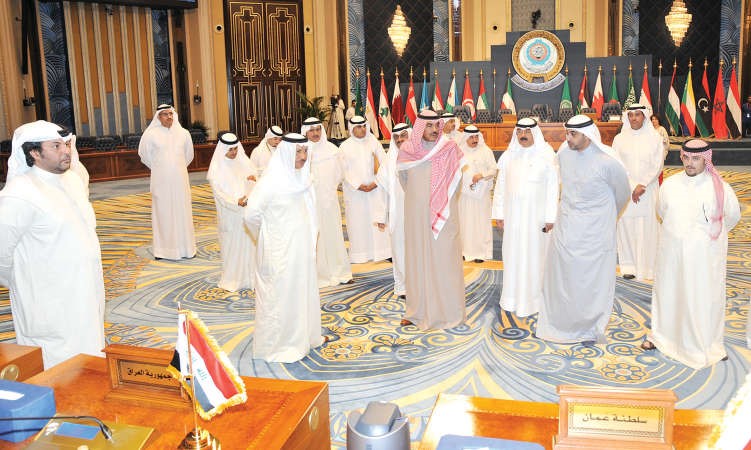 سمو رئيس الوزراء الشيخ جابر المبارك خلال جولة تفقدية لمرافق قاعة التحرير بقصر بيان بحضور الشيخ صباح الخالد والشيخ محمد العبدالله وخالد الجارالله 